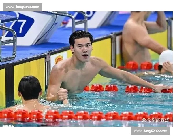 激烈泳道竞速比拼展现运动员力量与技巧的巅峰对决